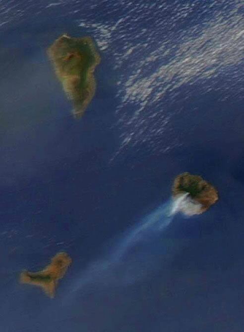 Imagen tomada por el satélite Terra de la NASA tomada a las 12.15 UTC sobre las Islas Canarias, en la que se aprecia la fumarola de humo que desprende el incendio de La Gomera