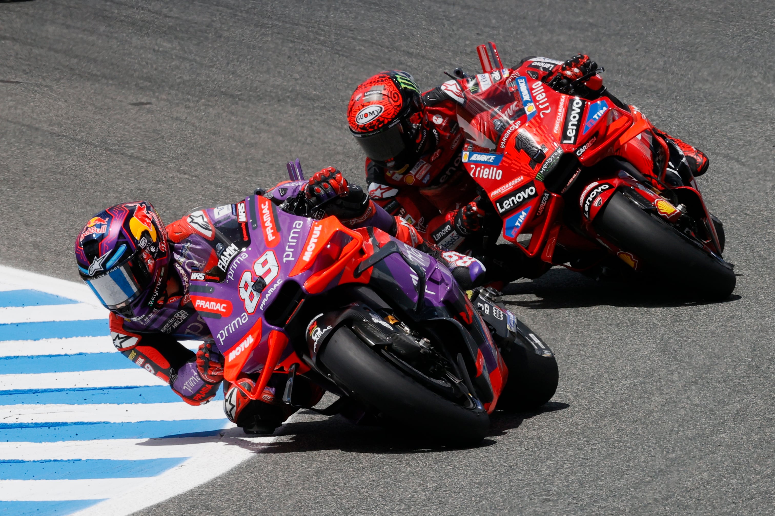 Jorge Martín y Pecco Bagnaia pelean durante el GP de España de MotoGP