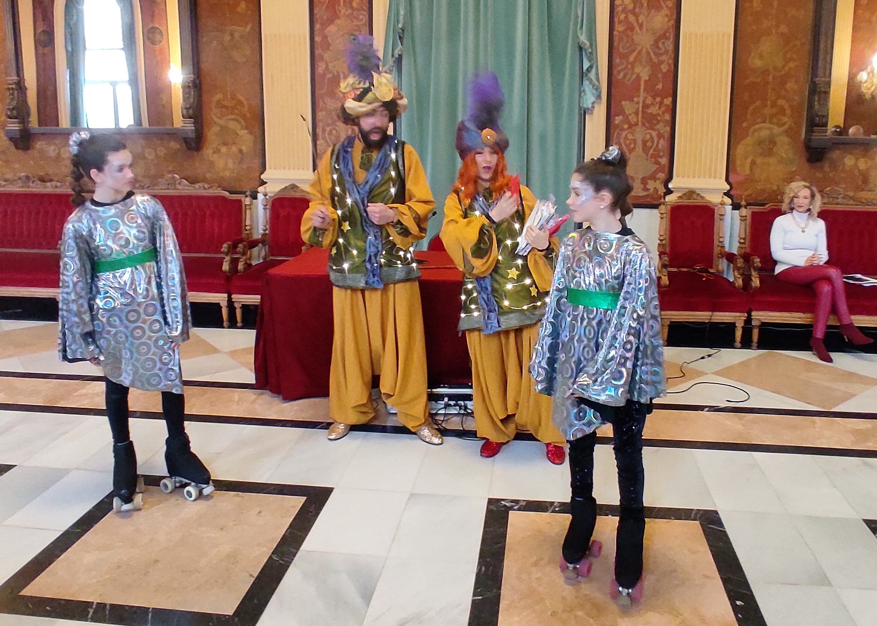 Dos actores de Molécula Escénica y dos patinadoras del Club Patín Ciudad de Burgos, en la presentación este martes de la Cabalgata de Reyes. / Foto: Radio Castilla