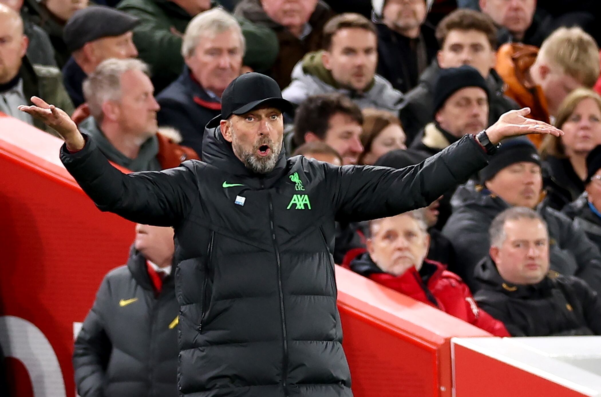 Jurgen Klopp hace gestos a la afición durante el partido entre el Liverpool y el Manchester United