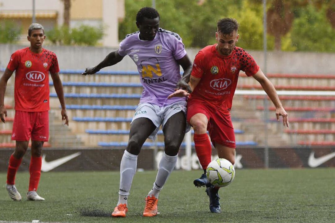 El partido se disputó bajo una pertinaz lluvia