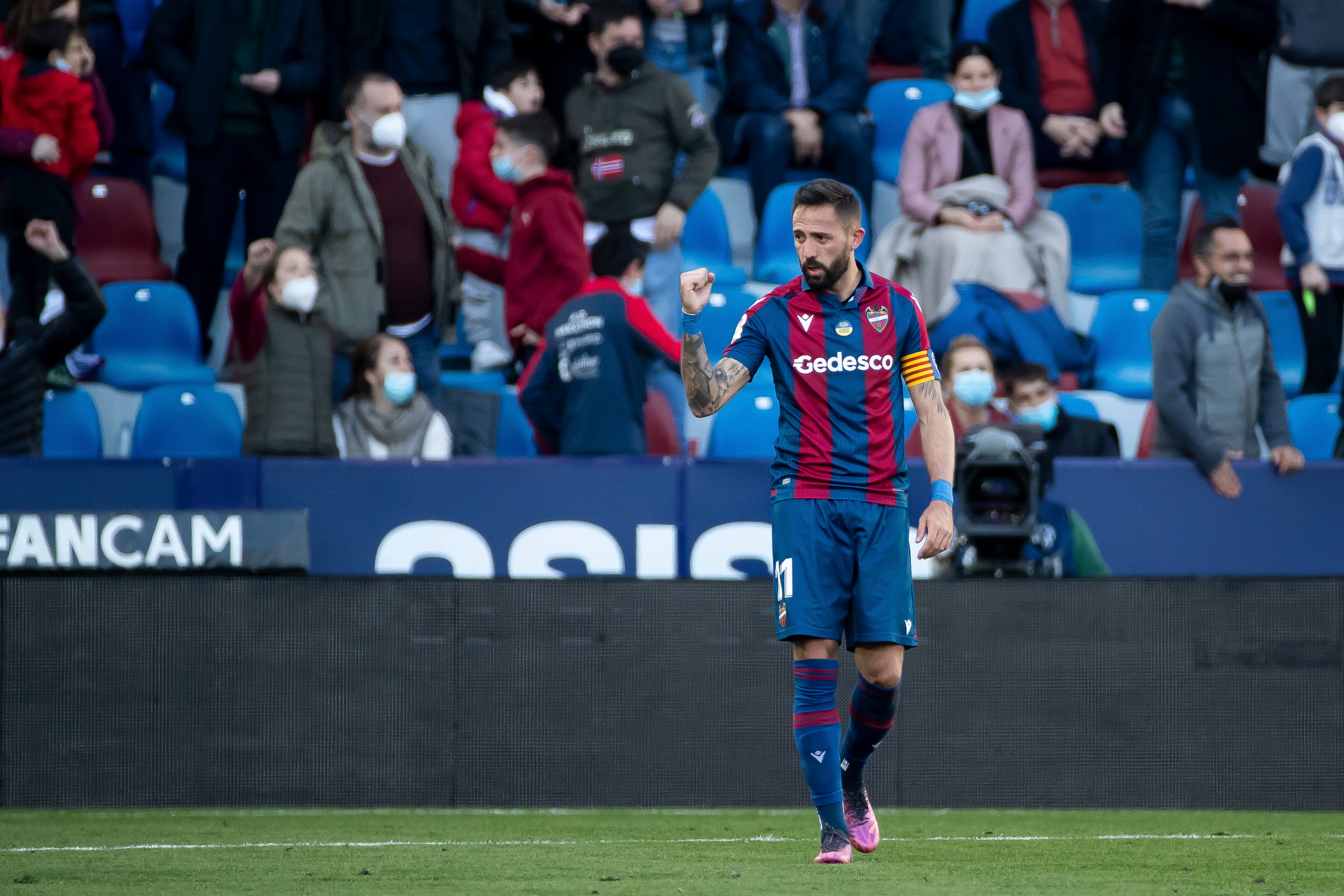 Jose Luis Morales, del Levante UD, celebra su gol frente al Villarreal (Photo by Jose Miguel Fernandez/NurPhoto via Getty Images)