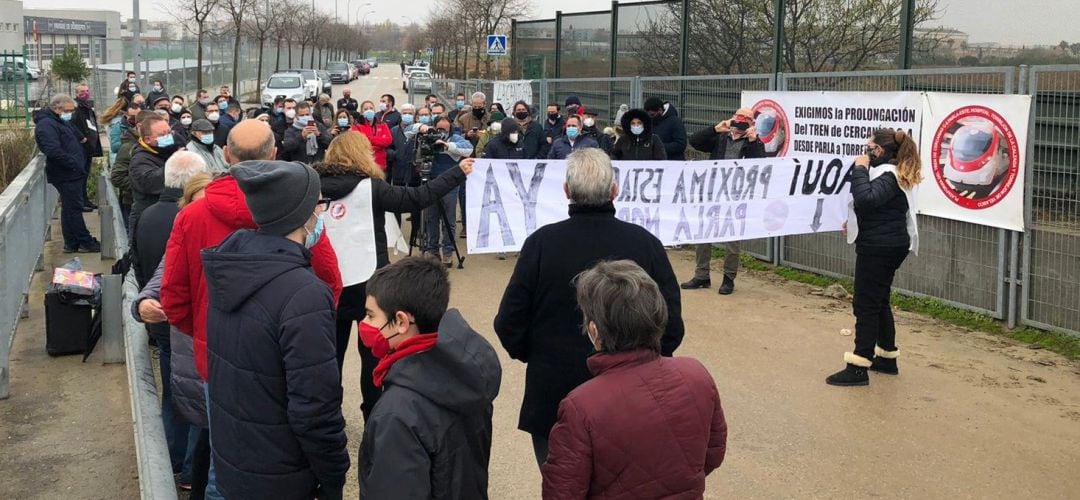 Un centenar de personas se concentra para reclamar una segunda estación de Cercanías en la C4 