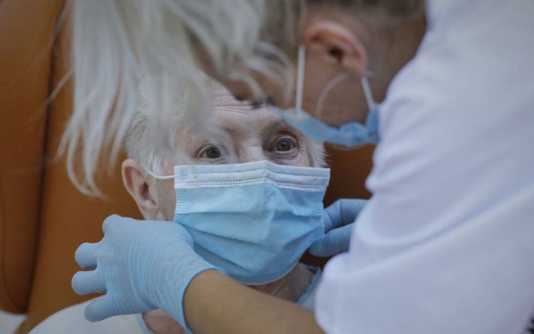 Anciana atendida en una residencia