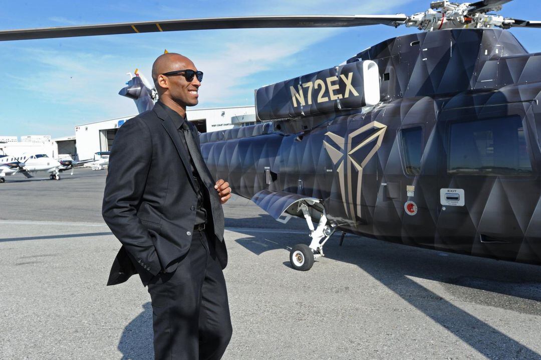 Kobe Bryant junto al helicóptero