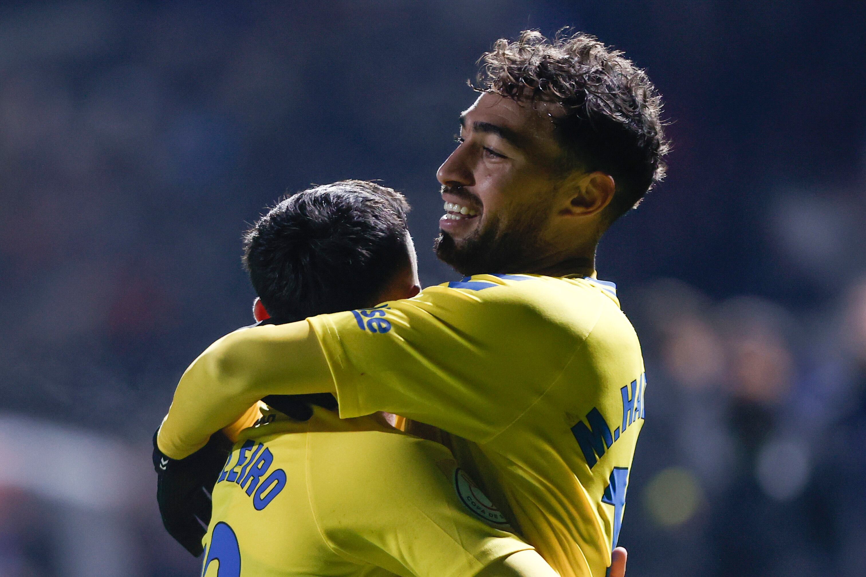 TUDELA (NAVARRA), 06/12/2023.- El delantero de la UD Las Palmas Munir El Haddadi (d) celebra su gol, segundo del equipo canario, durante el encuentro de segunda ronda de Copa del Rey que CD Tudelano y UD Las Palmas disputan hoy miércoles en el estadio Ciudad de Tudela. EFE/Jesús Diges
