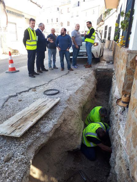 El delegado, Jesús Estrella, conversa con el alcalde, Francisco Ruiz, en presencia de técnicos, junto a la zanja en la que se está realizando la actuación