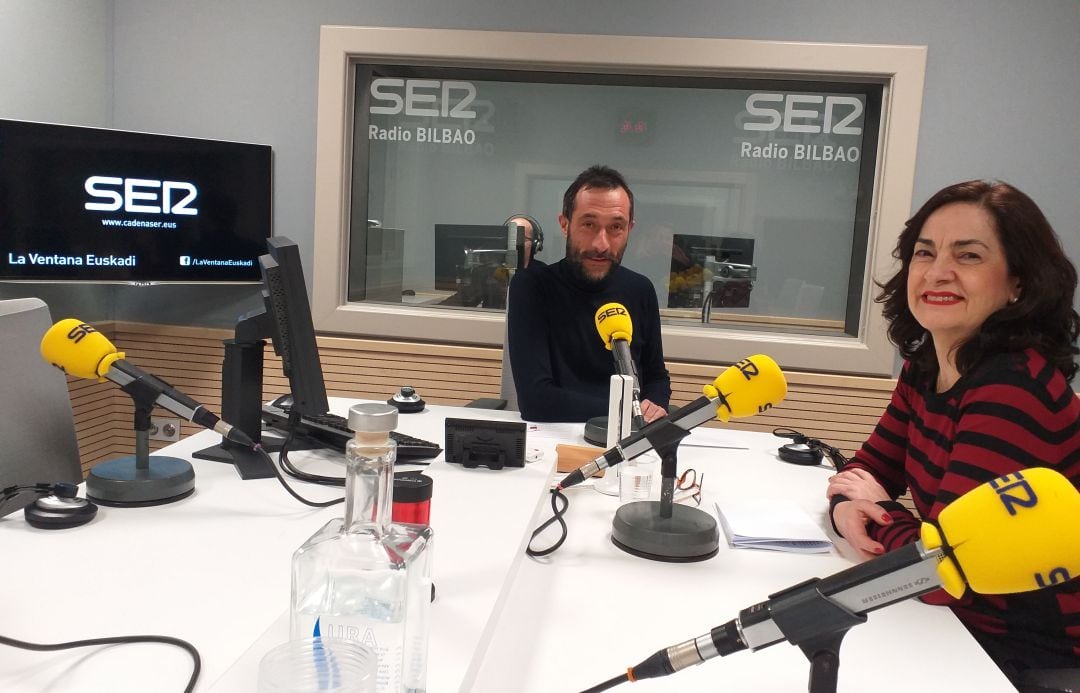 Irune Zuluaga y Miguel Ángel Garrosa en los estudios de Radio Bilbao