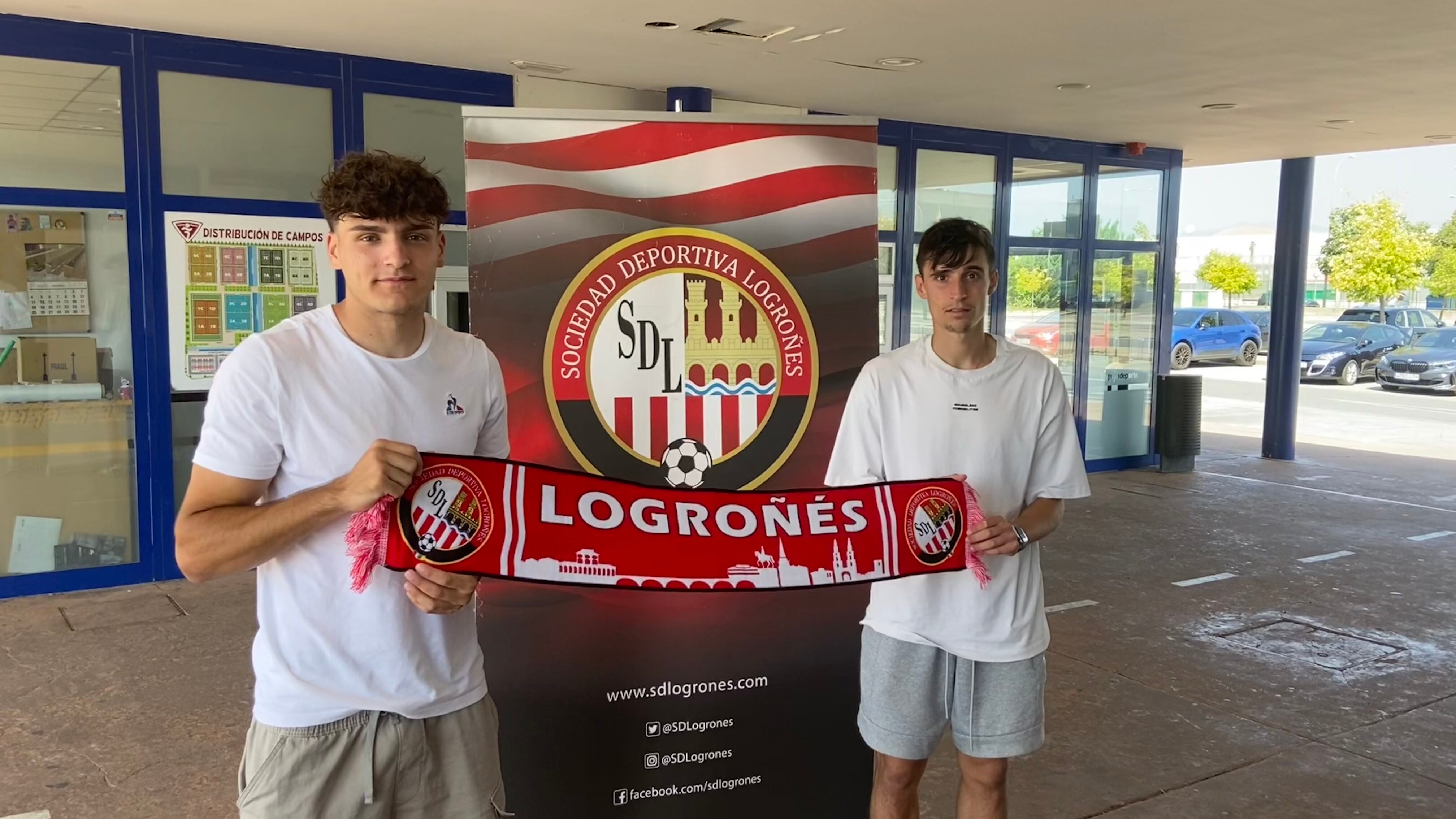 David San Martín y David Sánchez posan con la bufanda de la SD Logroñés