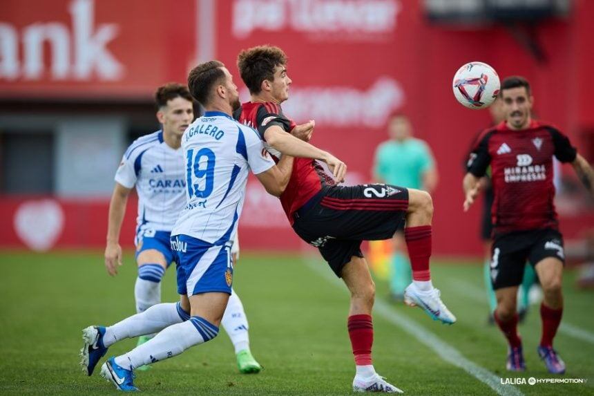 Iván Calero lucha por un balón en un partido jugado en Anduva