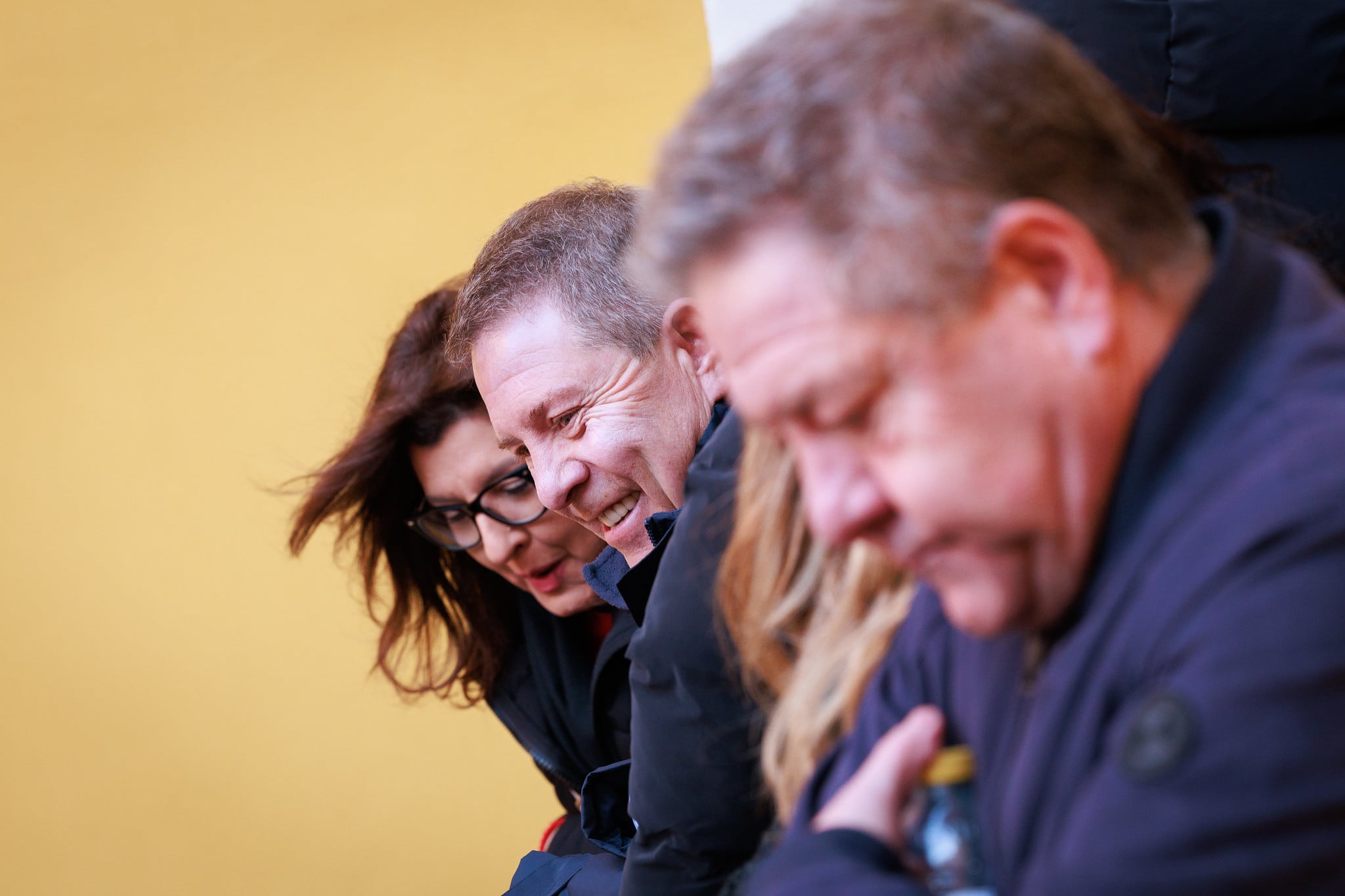 Emiliano García-Page contempla desde el balcón del Ayuntamiento de Cuenca, la llegada de la procesión ‘Camino del Calvario’ a la Plaza Mayor de la ciudad