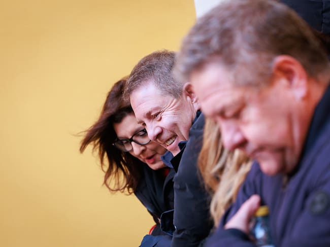 Emiliano García-Page contempla desde el balcón del Ayuntamiento de Cuenca, la llegada de la procesión ‘Camino del Calvario’ a la Plaza Mayor de la ciudad