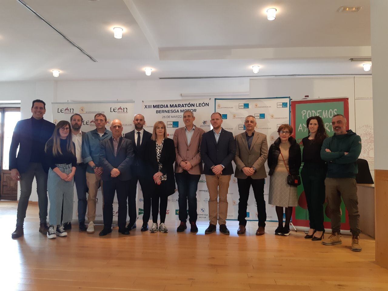 Organizadores, autoridades y patrocinadores, durante la presentación de la carrera