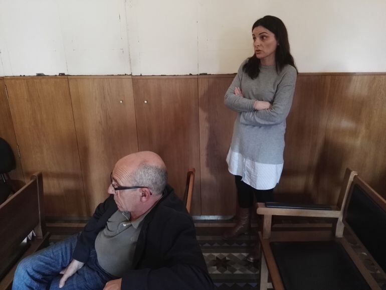 Madre de la niña que pide el ascensor en el colegio Sanchis Guarner