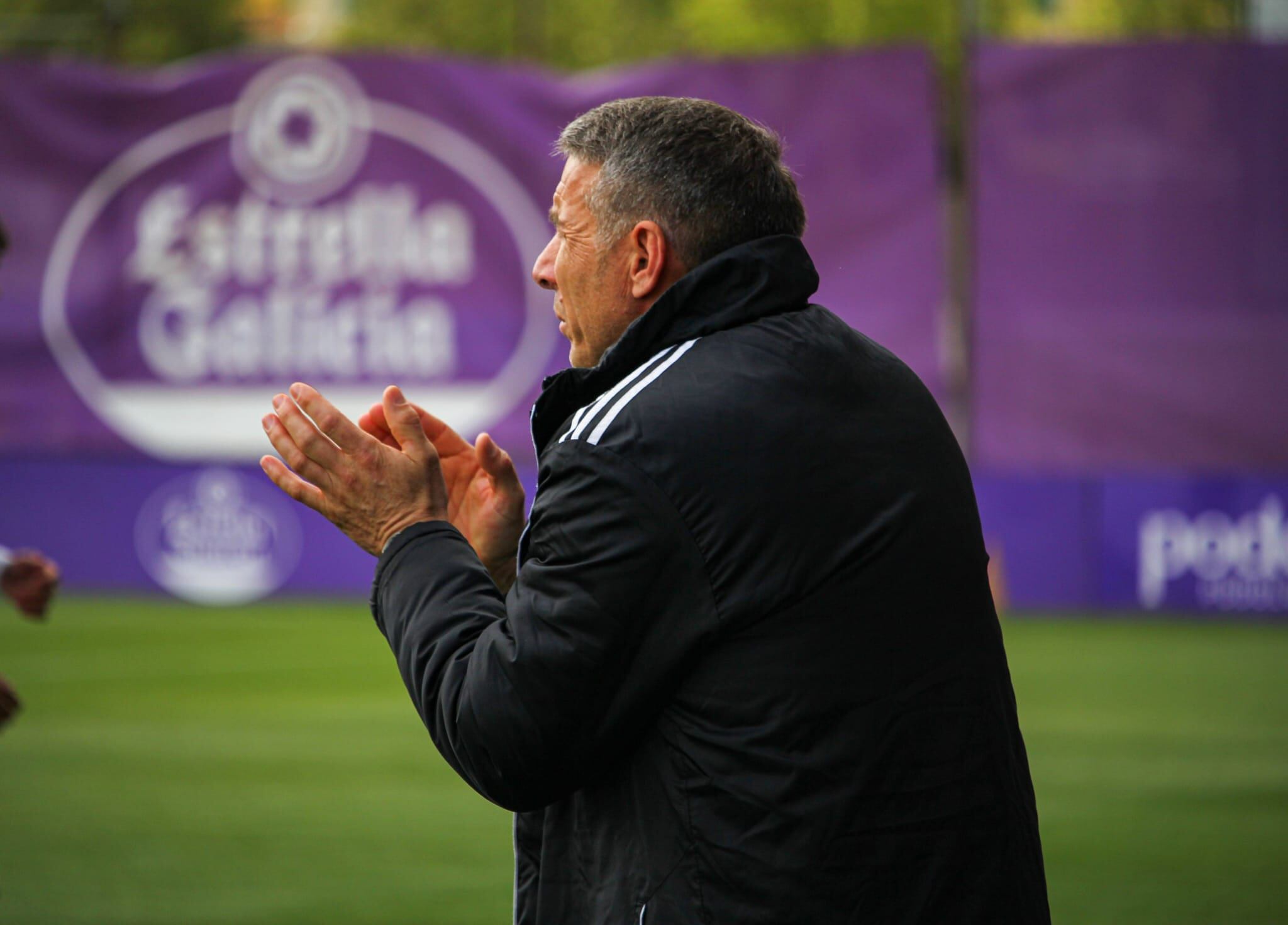 Luis Fernández, dirigiendo al equipo contra el Valladolid Promesas.