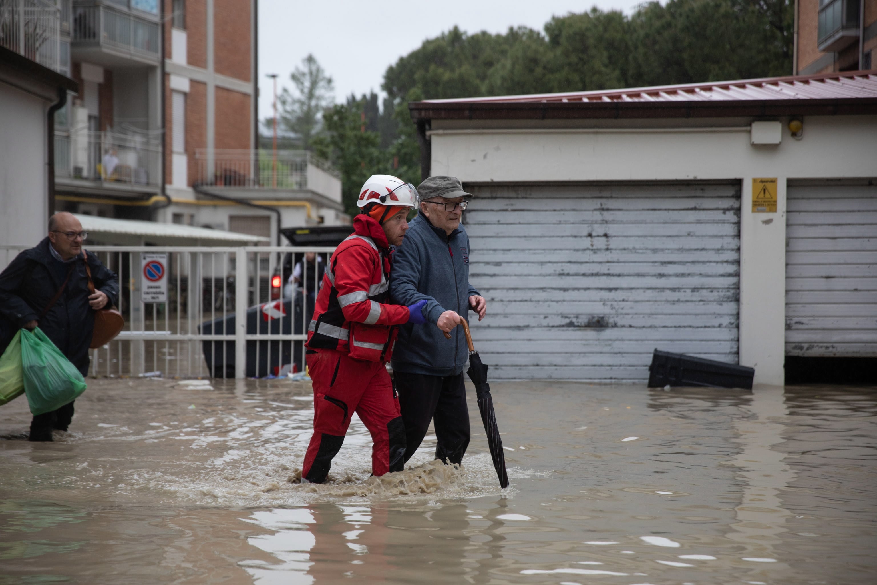 Miembros de la Cruz Roja ayudando a gente de la localidad