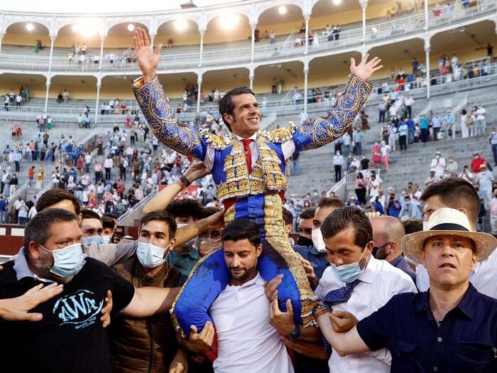 De Justo saliendo a hombros