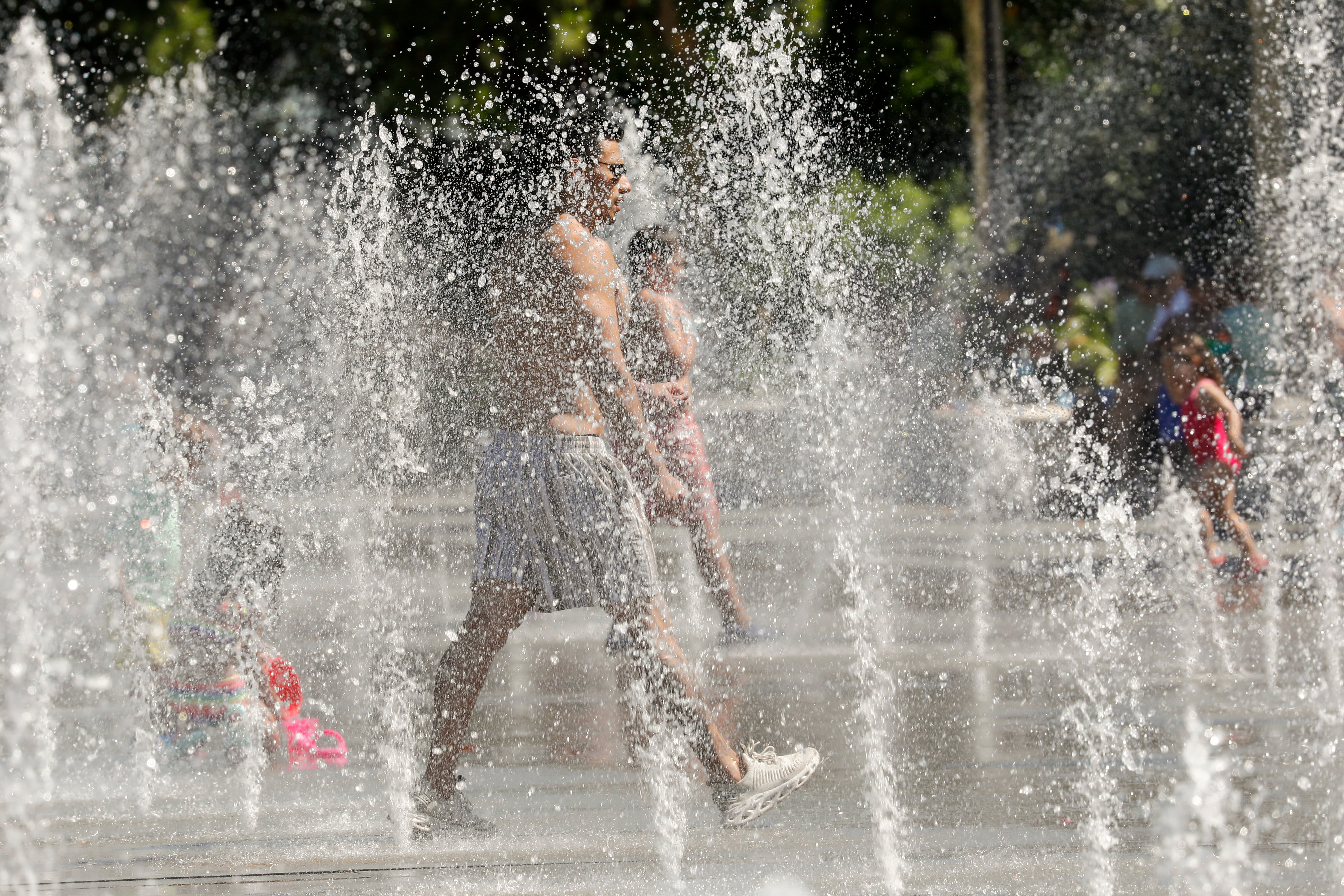 En la imagen, niños y adultos se refrescan en las fuentes del Parque Central de Valencia