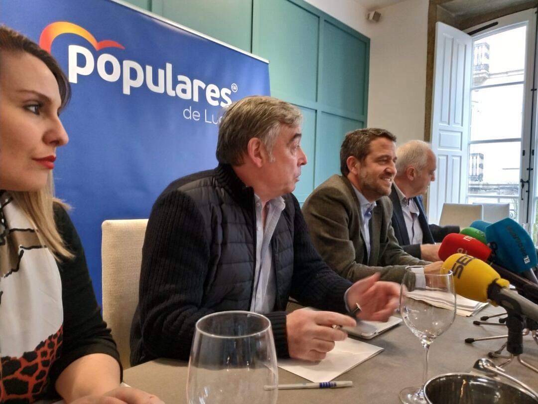 Los candidatos del PP al Congreso y al Senado por la provincia de Lugo durante un desayuno informativo