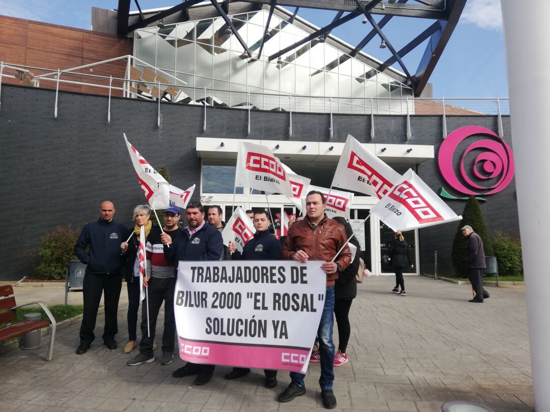 Trabajadores de Bilur, manifestándose frente al Centro Comercial El Rosal