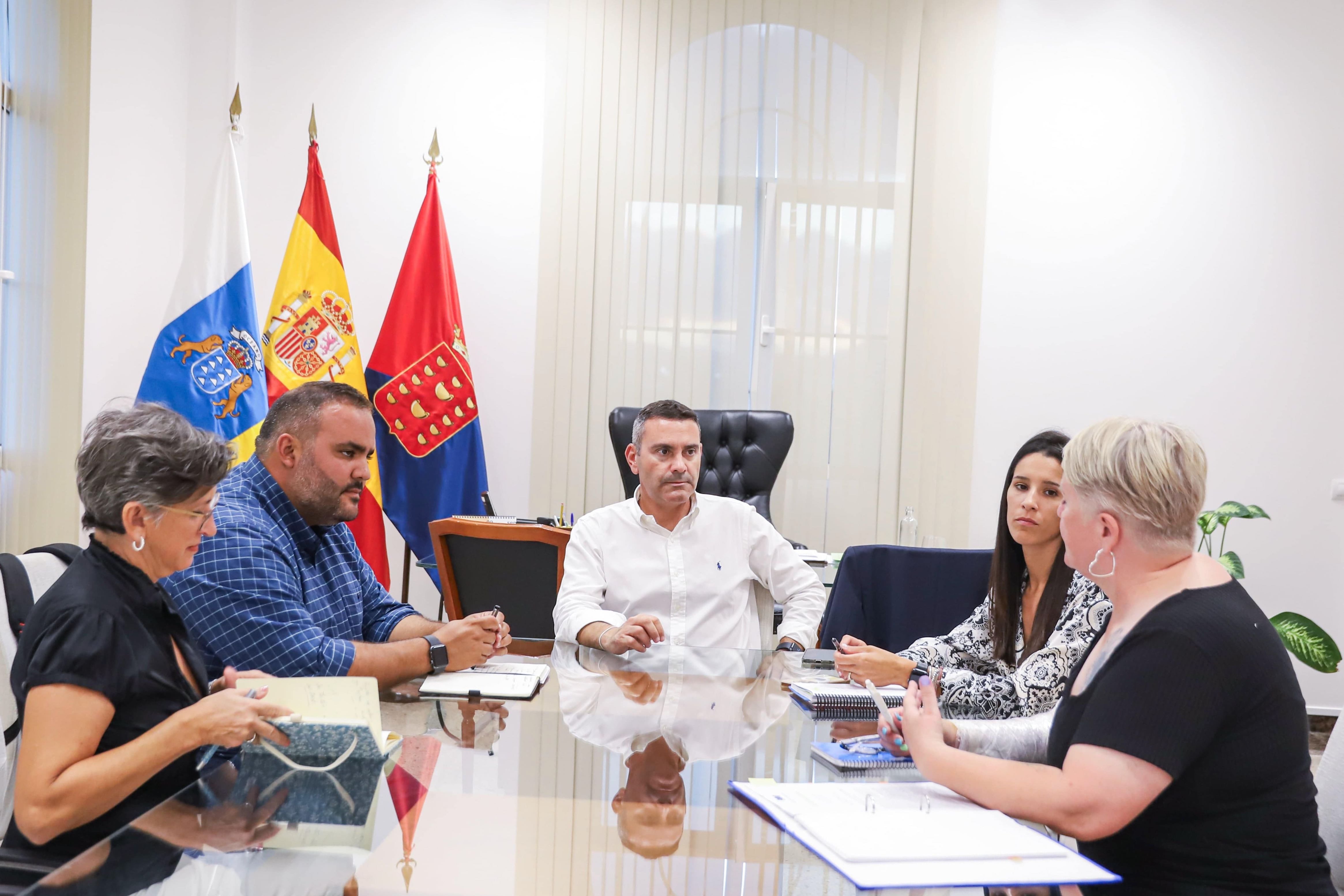 Reunión del Cabildo de Lanzarote con responsables de ADEMAL.