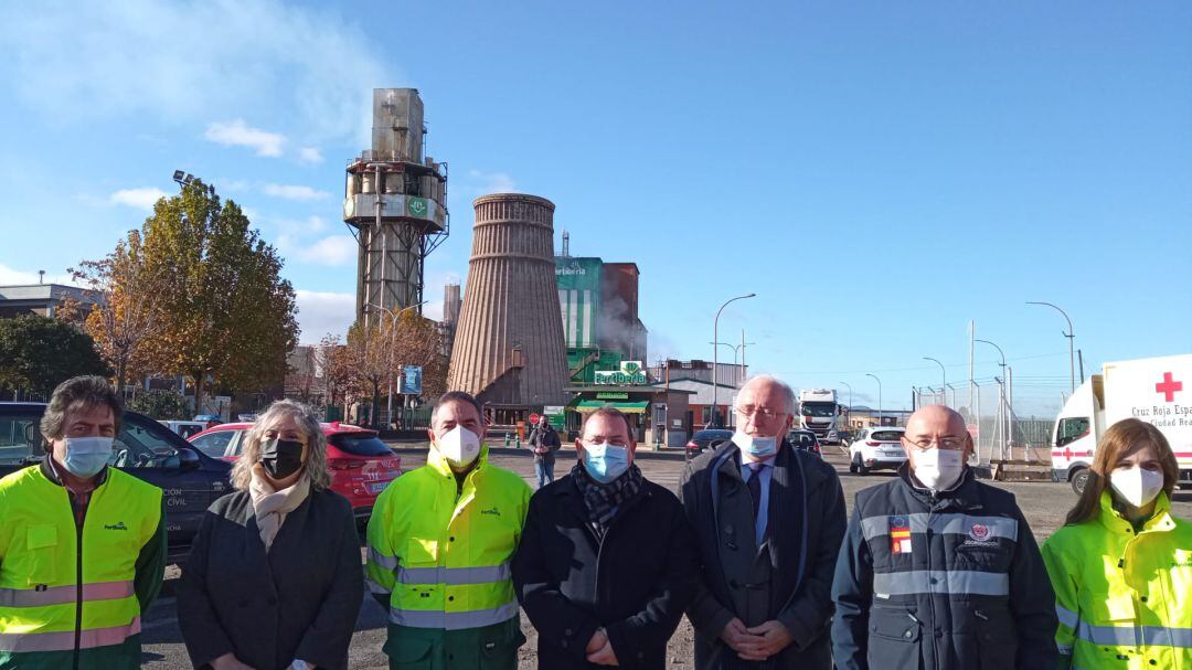 Autoridades, en el  puesto de mando avanzado frente a las instalaciones de Fertiberia Puertollano