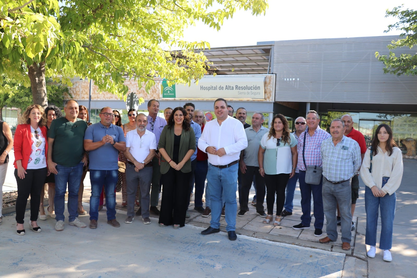 Alcaldes de la Sierra de Segura con los parlamentarios Ángeles Férriz y Vïctor Torres a las puertas del Hospital de la Sierra de Segura.