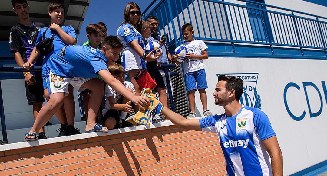 Juan Muñoz saludó a los jóvenes aficionados que se acercaron a la ID Butarque.