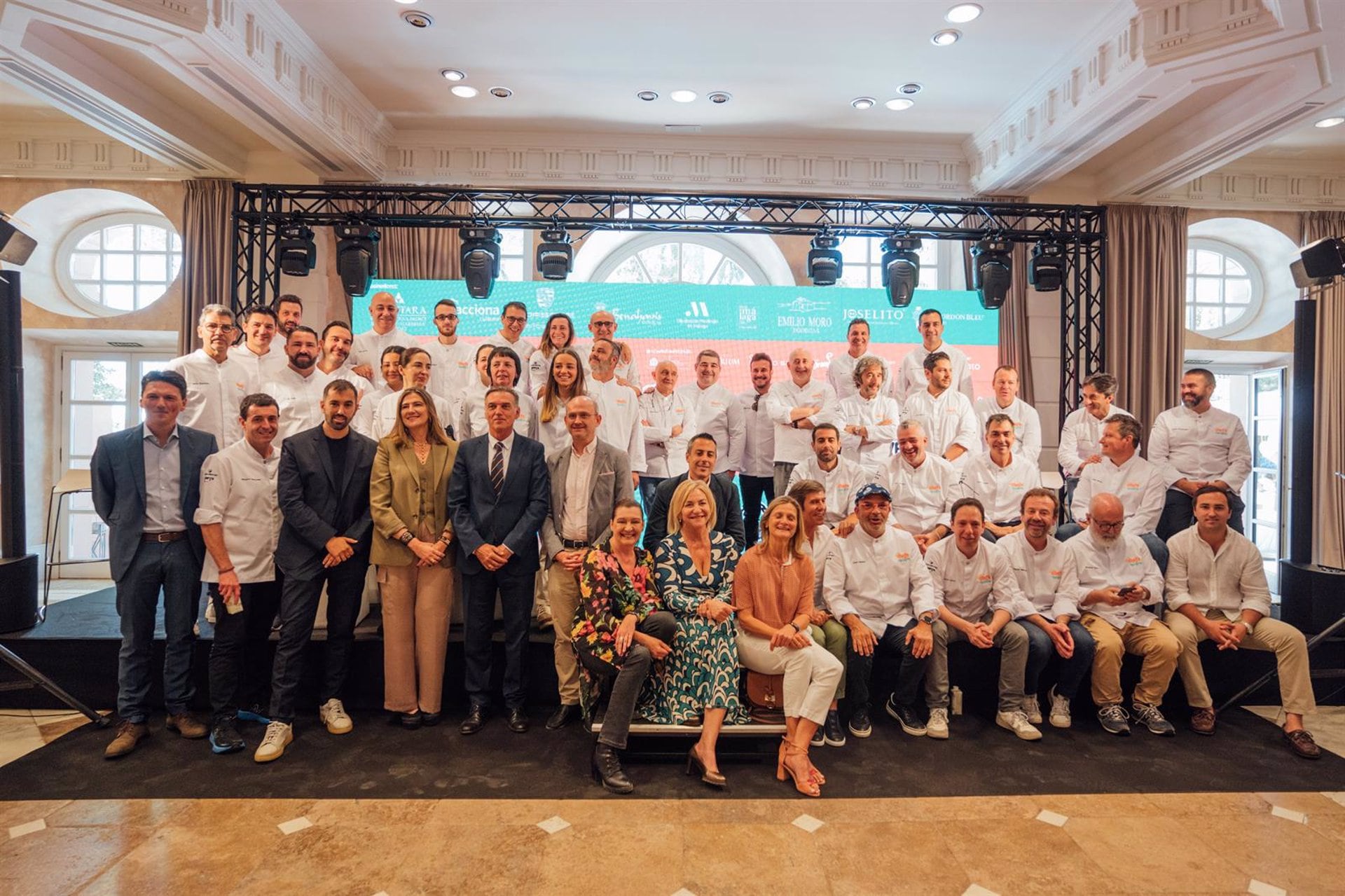 El acto ha contado con la participación de la diputada provincial Esperanza González; el alcalde de Benahavís, José Antonio Mena; Cristina Cuadrado de la Fundación Pequeño Deseo; Pilar Candil, promotora del evento, y la presencia de los chefs.