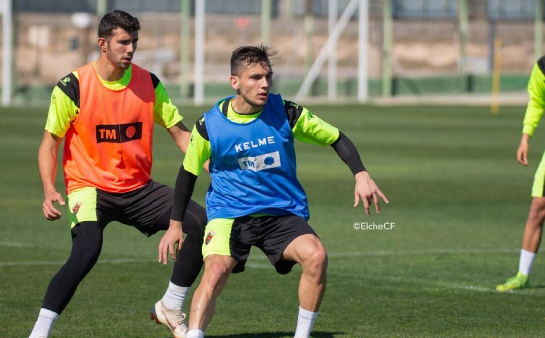 El delantero del Elche Nacho Ramón, a la izquierda, junto a Borja Martínez