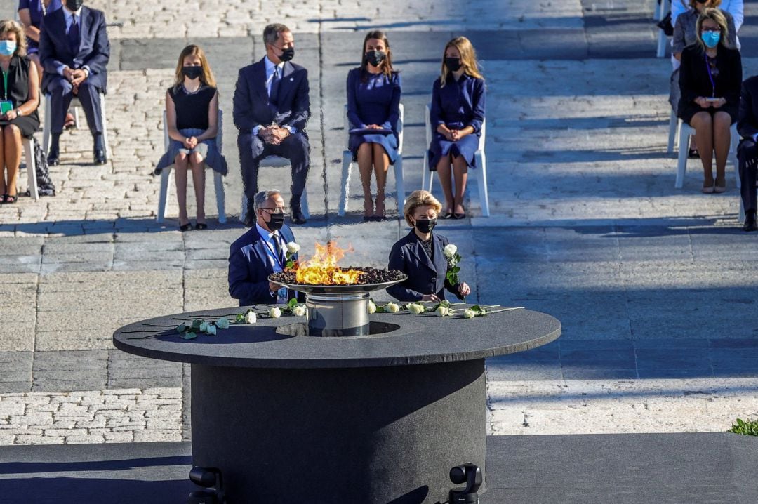 La presidenta de la Comisión Europea, Ursula von der Leyen (d) durante la ofrenda floral en el homenaje de Estado a las víctimas de la pandemia de coronavirus y a los colectivos que le han hecho frente en primera línea, celebrado este jueves en el Patio de la Armería del Palacio Real en Madrid (España), a 16 de julio de 2020.