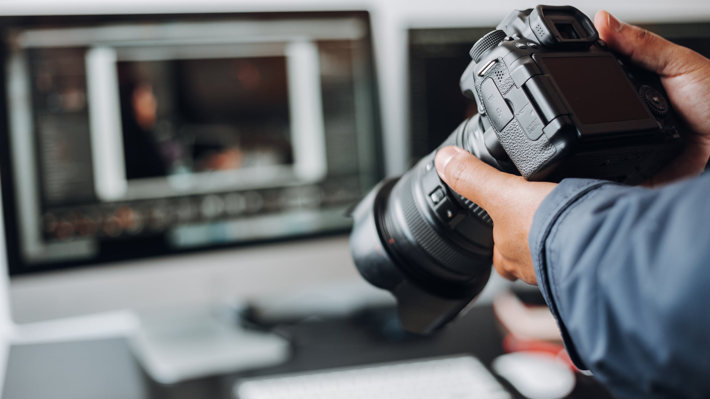 Un fotógrafo con una cámara en la mano.