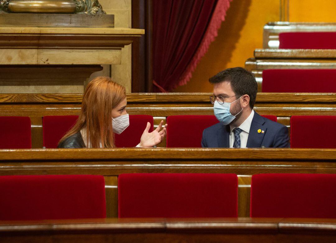 La presidenta de los comuns al Parlament, Jéssica Albiach, conversa amb presidente de la Generalitat, Pere Aragonès