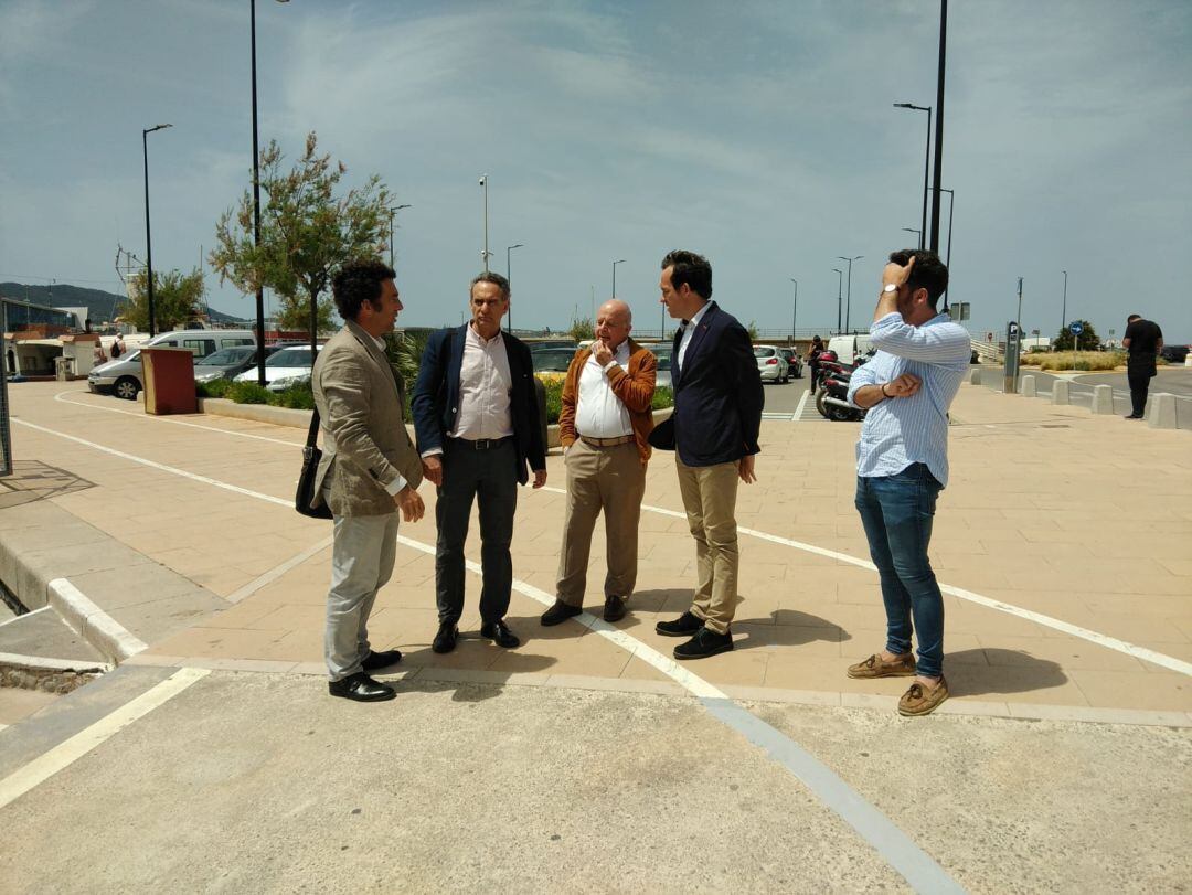 Pons juntio al alcalde de Sant Antoni en una reciente visita al puerto