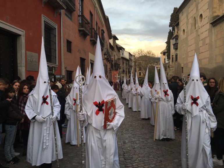 Cortejo de la hermandad de Los Dolores en el Lunes Santo de Granada