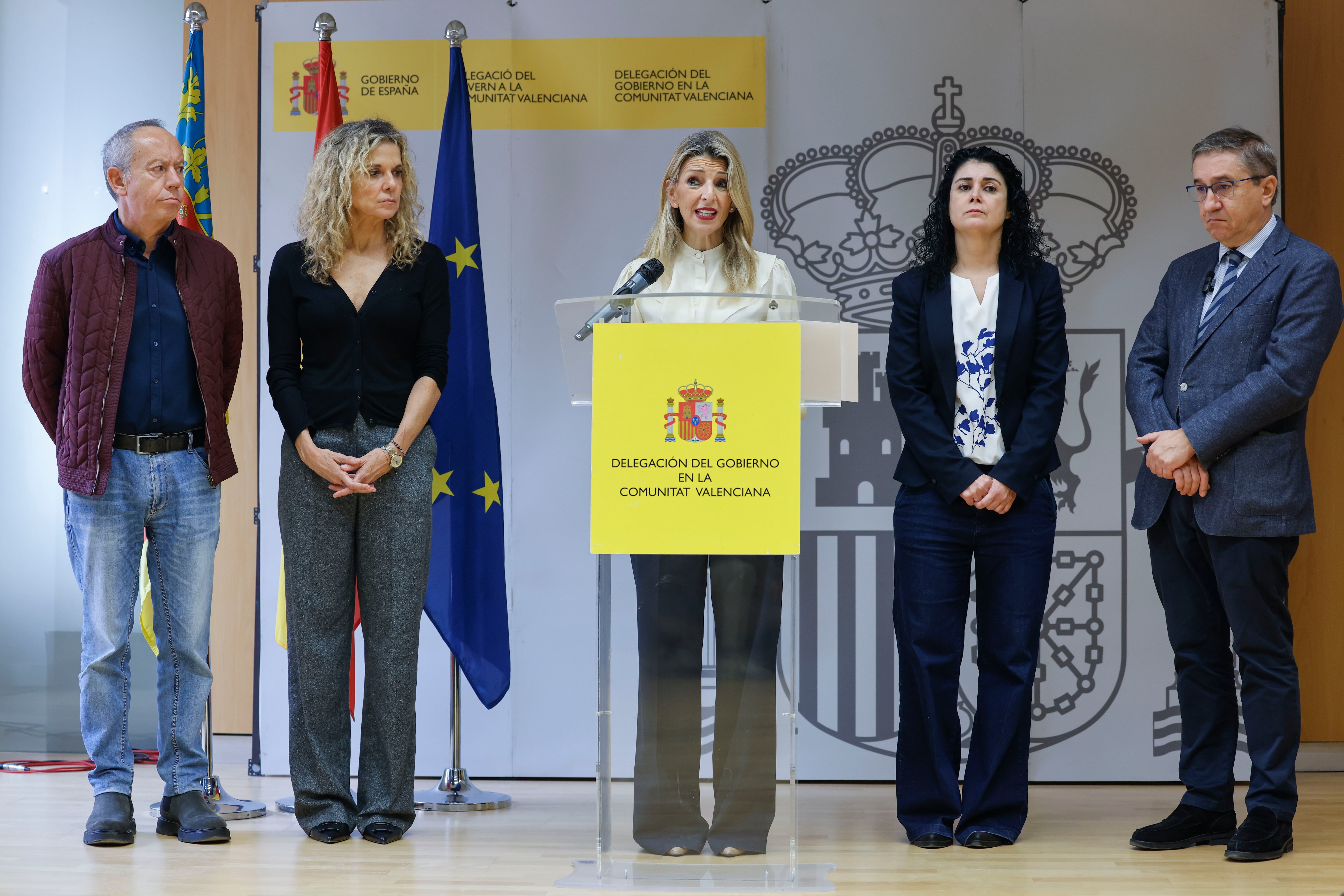 La vicepresidenta segunda del Gobierno y ministra de Trabajo y Economía Social, Yolanda Díaz, durante una rueda de prensa celebrada este lunes en Valencia, donde se ha reunido con el conseller de Educación, Cultura, Universidades y Empleo, José Antonio Rovira (d), representantes empresariales y sindicales, y con los alcaldes de los municipios afectados por la dana para abordar el plan de empleo