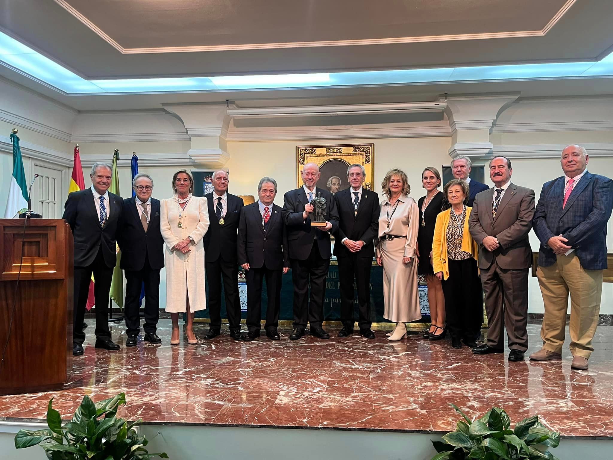 Juan Eslava Galán, en el centro, con el premio anual de La Económica en Jaén.