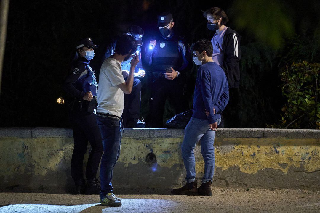 La Policía Municipal identifica a dos jóvenes en en el Parque de las Vistillas en uno de los botellones de las fiestas de San Isidro, el pasado 16 de mayo.