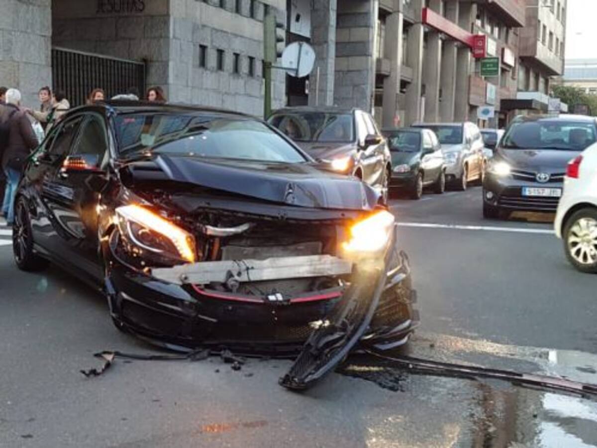 Aparatoso accidente entre una ambulancia y un turismo en A Coruña