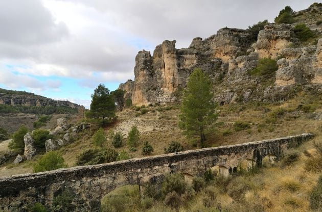 El acueducto recorre la hoz del Huécar.