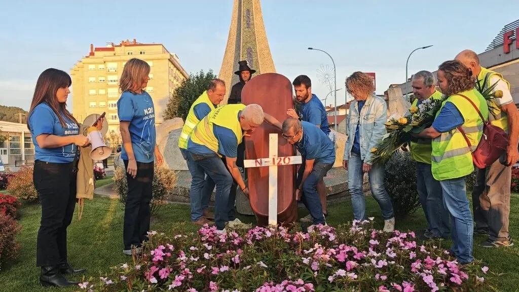 Acto de protesta en Ponteareas para exigir mejoras en la seguridad vial de la N-120