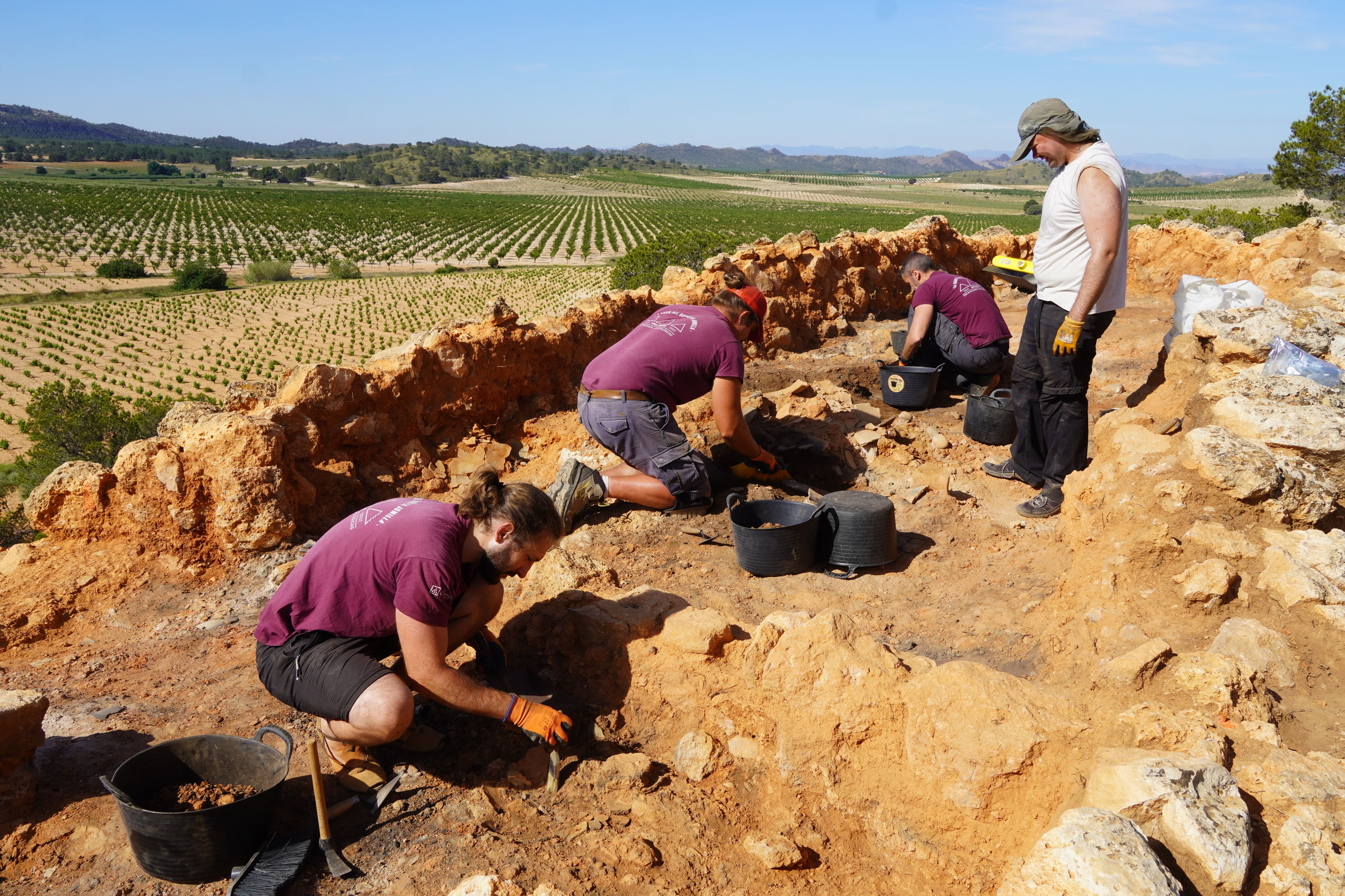 Arqueólogos trabajando en el yacimiento del Cerro del Tío Pimentón de Jumilla