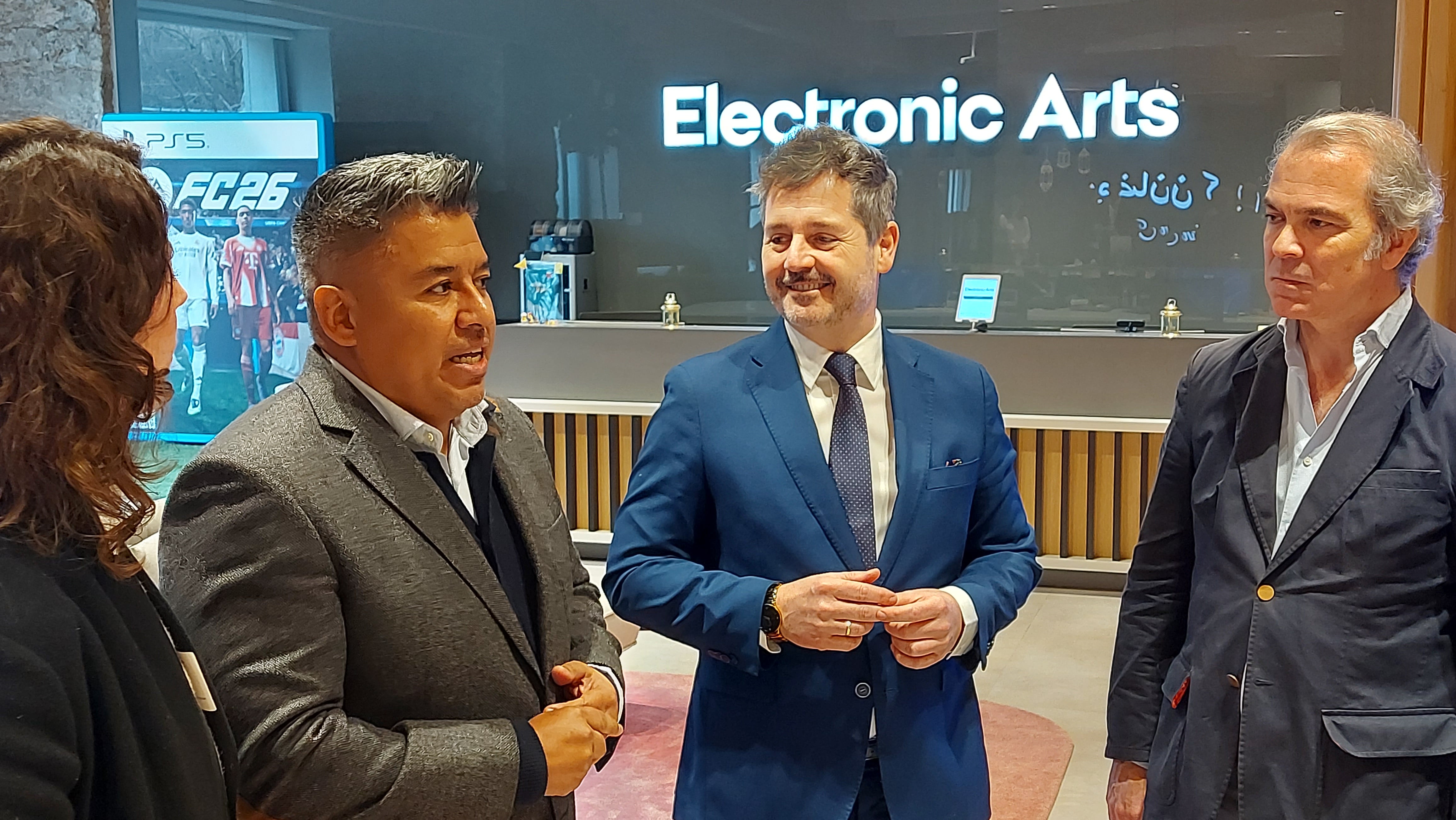 Jorge Bravo, a la izquierda, junto al consejero madrileño de Cultura y y el presidente de AEVI