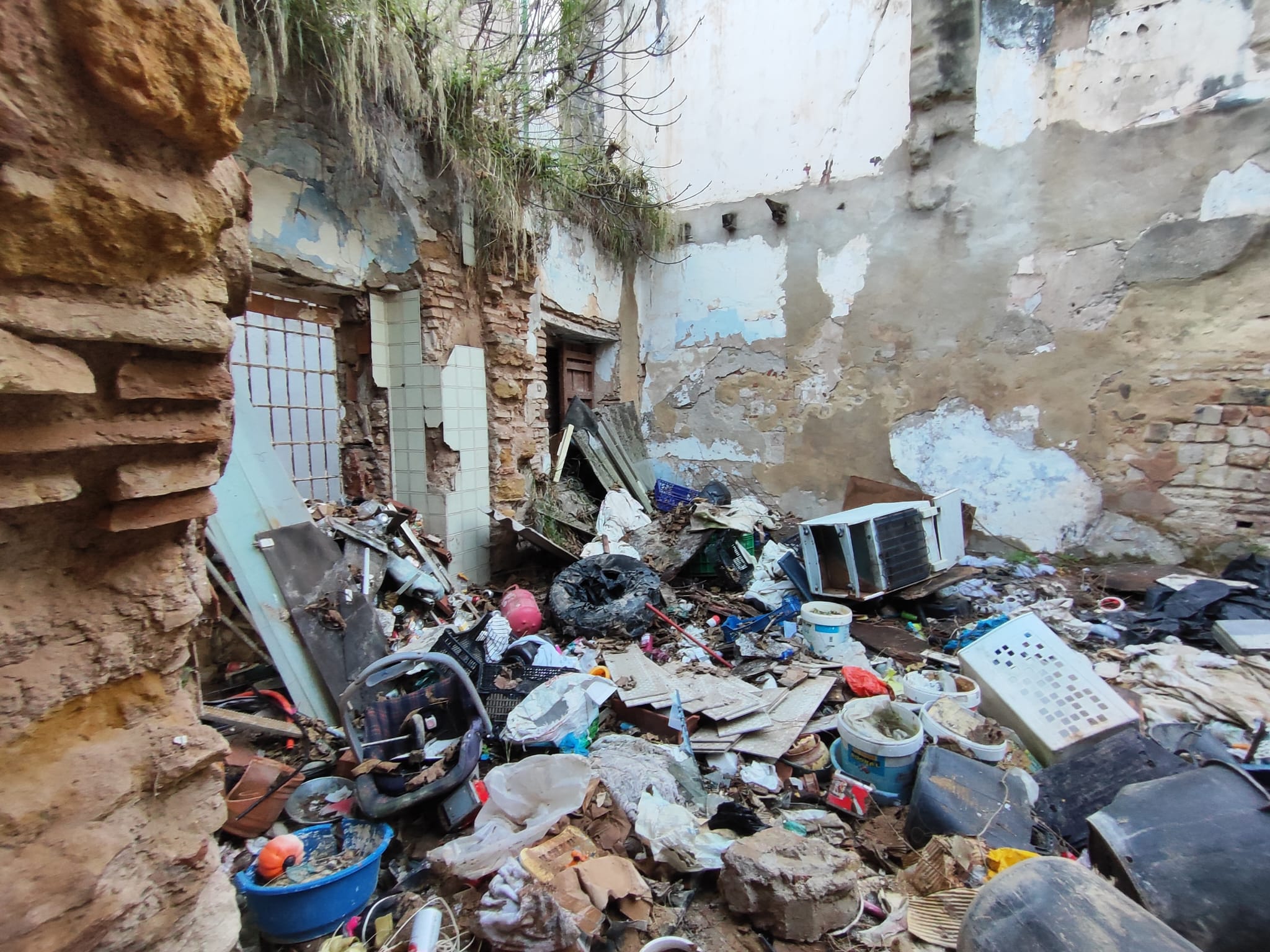 Solar lleno de basura en La Corredera