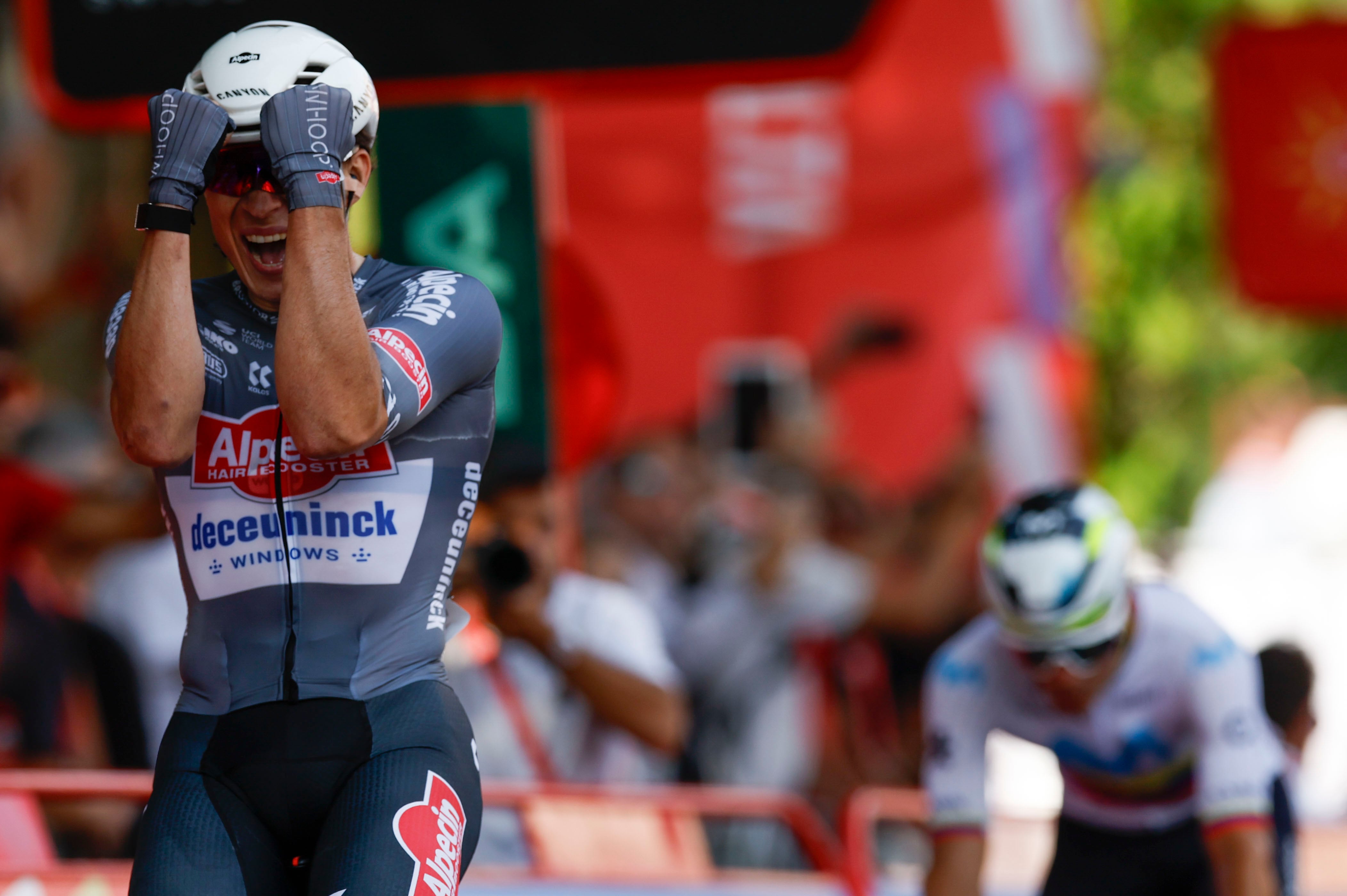 NOVARA (ITALIA), 23/08/2025.- El belga Jasper Philipsen (Alpecin Deceuninck) es el primer líder de la 80 edición de la Vuelta a España al imponerse al esprint en la etapa inaugural disputada entre Turín-Reggia Di Venaria y Novara, de 186,7 km. EFE/Javier Lizón
