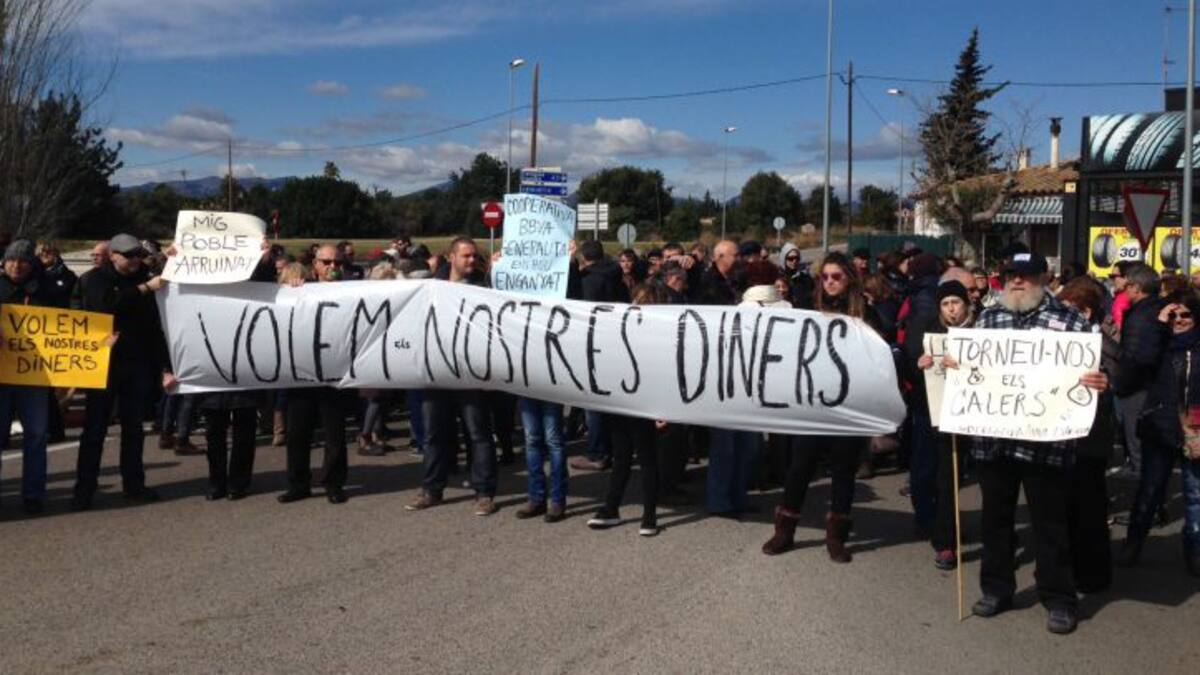 Mig miler de persones reclamen que se’ls retornin els estalvis de la Cooperativa