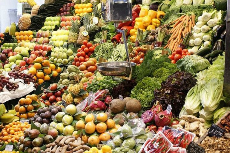 Frutas y verduras en una frutería.