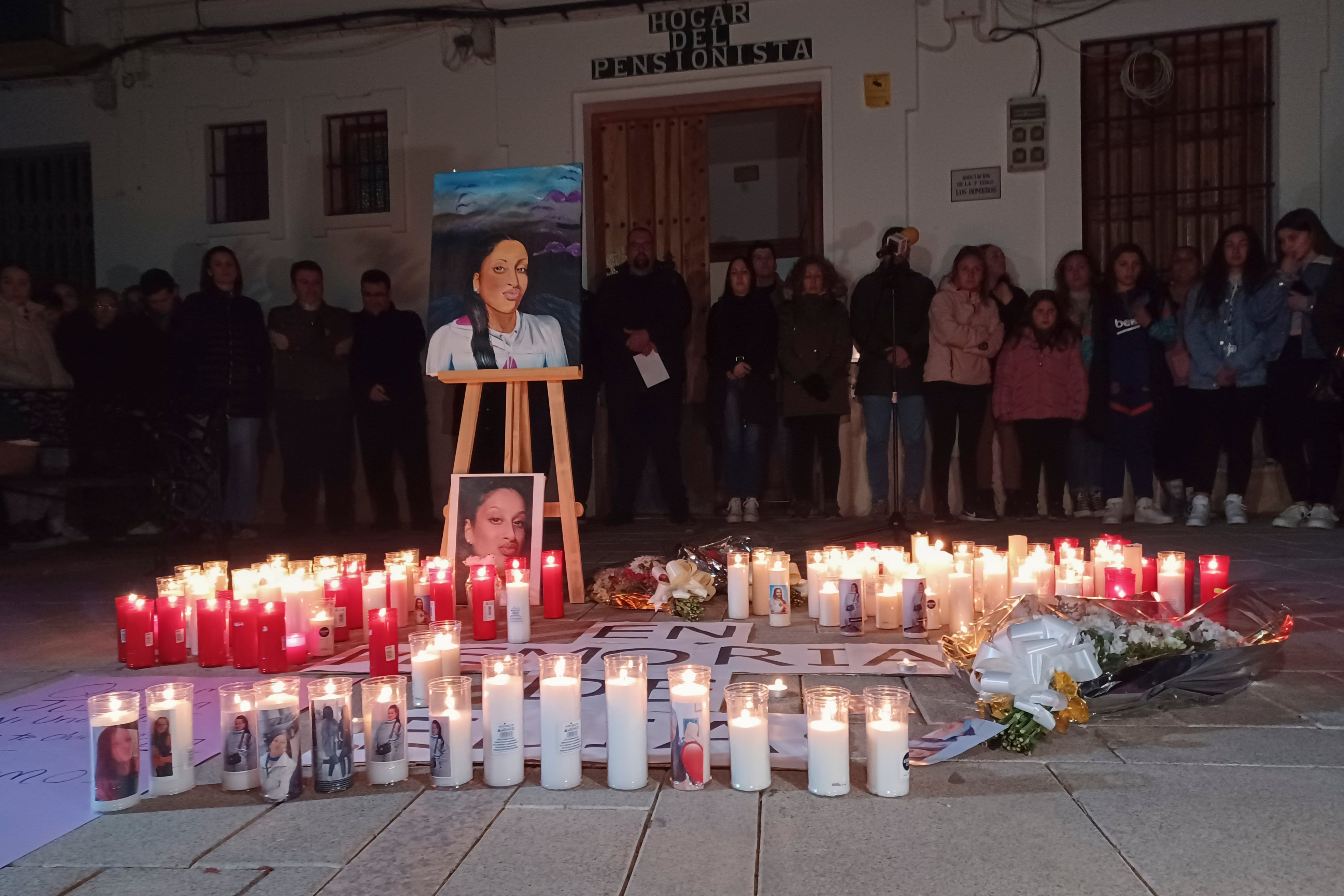 Numerosos vecinos se han concentrado esta noche en la localidad sevillana de El Rubio como muestra de repulsa por el asesinato de la joven Elia, de 17 años, que se ha convertido en la primera víctima menor de edad de la violencia de género de este 2023. EFE/Juan Ernesto García-Chicano