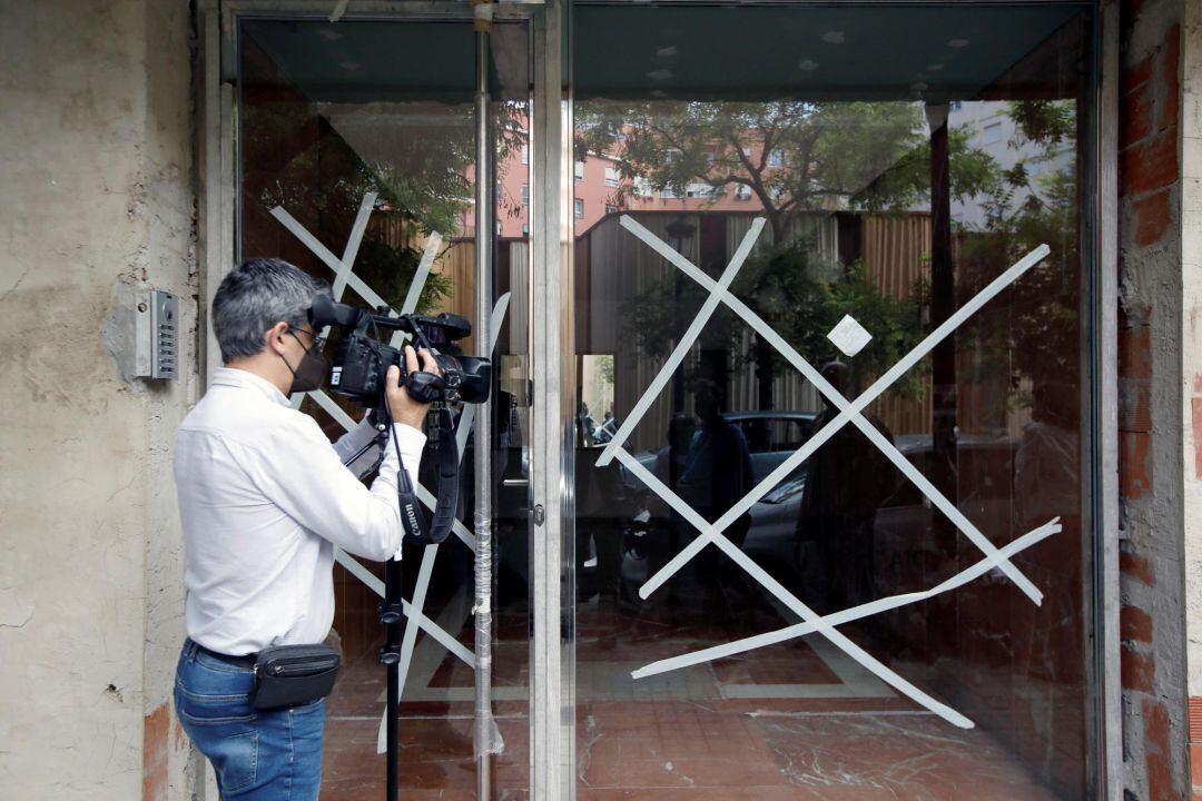 Un cámara de tv graba la puerta de la vivienda del subdelegado del Gobierno en Valencia, Rafael Rubio, que ha sido detenido hoy junto el ex número dos de Rita Barberá , Alfonso Grau, entre otras personas, por la Unidad Central Operativa de la Guardia Civil (UCO) en el marco de la operación Azud, que investiga el supuesto cobro de comisiones a contratistas en el Ayuntamiento de València