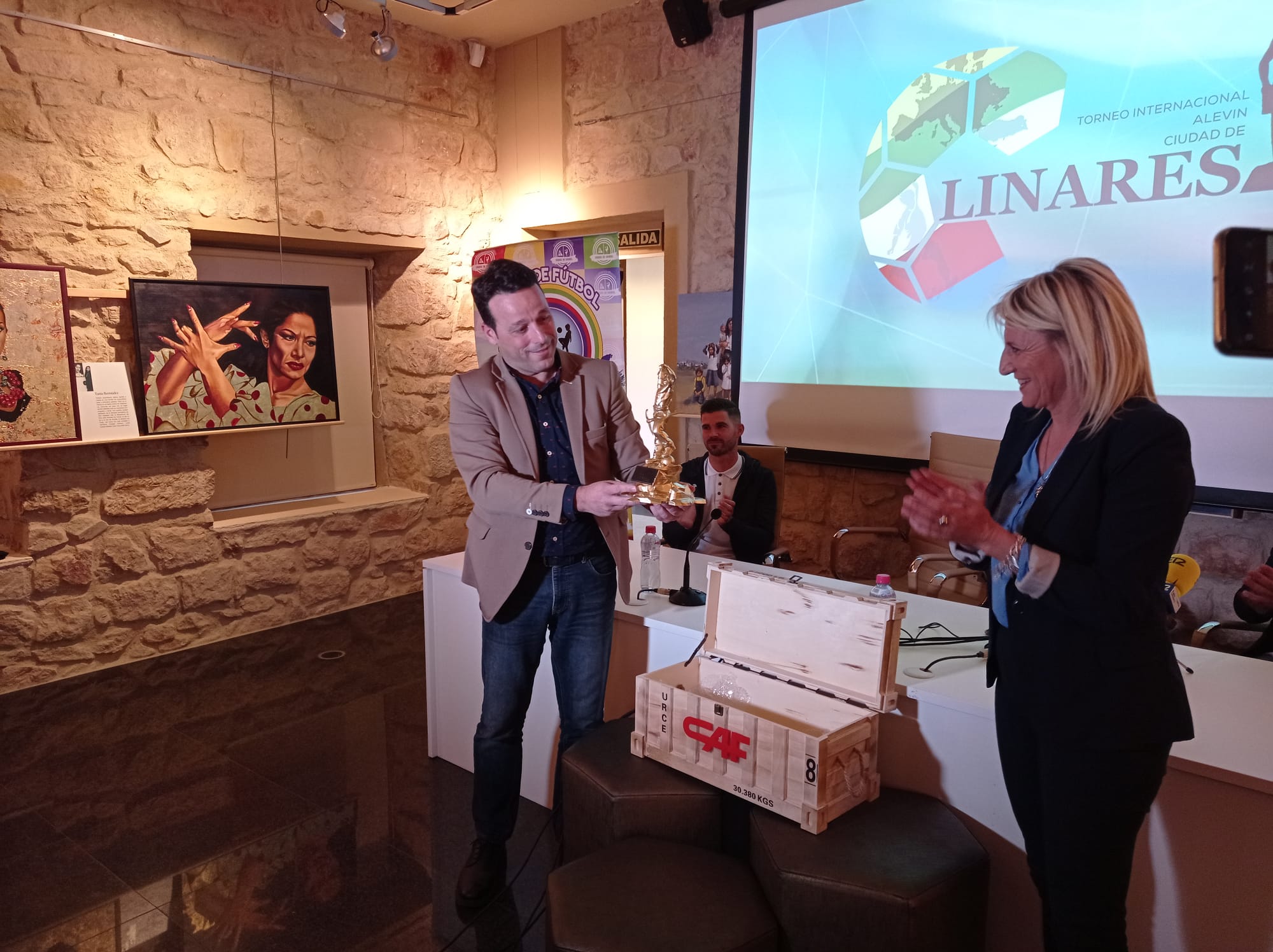 Trofeo que se entregará al vencedor del Torneo Internacional Alevín Ciudad de Linares.